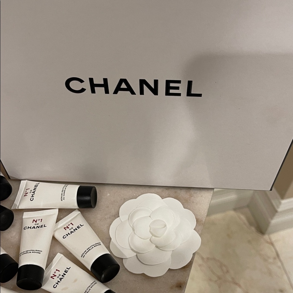 No.1 De Chanel Revitalisant Au Camellia Rouge Serum - Picture 3 of 8
